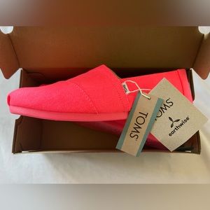 BRAND NEW Bright Neon Pink Toms 🎀